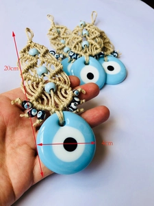 Vista dettagliata del ciondolo Evil Eye fatto a mano, lunghezza 20cm con perla da 4cm