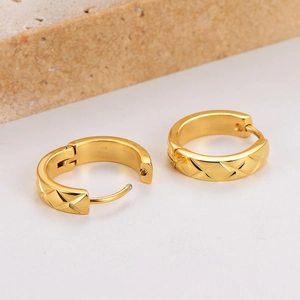 Elegante goldene Edelstahl-Ohrringe mit stilvollem Rautenmuster im edlen Design