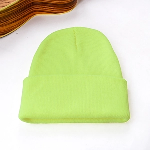 Texture détaillée du bonnet en maille côtelée vert fluo pour la chaleur hivernale