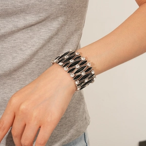 Dettaglio del bracciale vintage largo con perle nere e cristalli bianchi su base argento