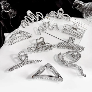 Silbernes Set aus geometrischen Haarklammern aus Metall im minimalistischen Design