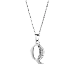 Dettaglio della collana con ciondolo a lettera Q d'argento e cristalli trasparenti