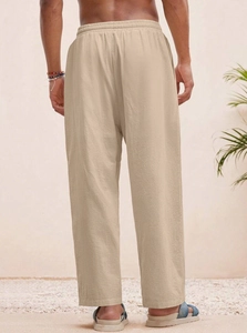 Vista posteriore dei pantaloni da uomo in lino beige con elastico in vita casual