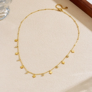 Collier en acier inoxydable doré avec pendentifs étoile et diamant rond alternés sur chaîne