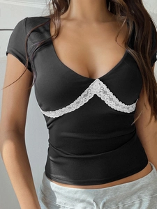 Gros plan sur un t-shirt noir Y2K en maille avec détails de dentelle blanche au décolleté