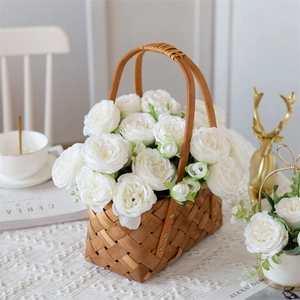 Bouquet de roses blanches artificielles dans un panier pour décoration de mariage