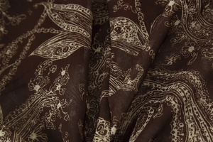 Vue détaillée du tissu en mousseline légère avec motif paisley marron et beige de la jupe