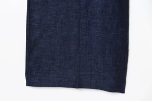 Nahaufnahme der dunkelblauen Leinentextur und Webstruktur am Denim-Westen-Set