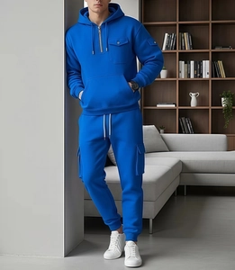 Detalle de chándal azul brillante con sudadera de media cremallera y pantalón cargo