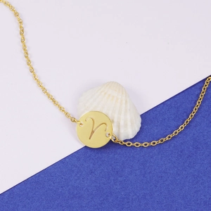 Détail du pendentif rond signe du Bélier sur un bracelet en acier inoxydable doré