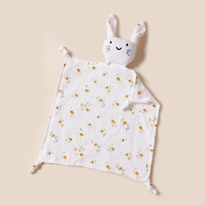 Détail du doudou bébé en mousseline à fleurs avec tête de lapin et coins noués