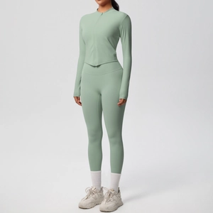 Détail de l'ensemble de yoga vert sauge avec legging taille haute et veste zippée