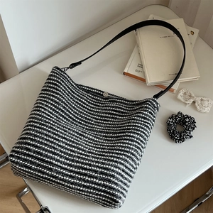 Sac fourre-tout minimaliste en tricot rayé noir et blanc avec bandoulière en cuir souple