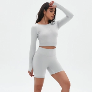 Details des nahtlosen hellgrauen Yoga-Sets mit Daumenloch-Ärmeln und Rippen-High-Waist