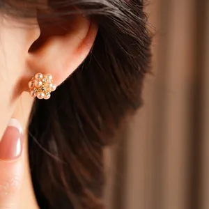 Boucles d'oreilles perles vintage françaises avec diamants et plaqué or sur modèle