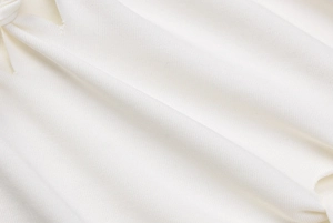 Gros plan sur la texture du tissu sergé blanc montrant le tissage détaillé de l'ensemble