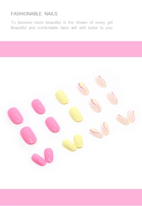 Vue détaillée à plat de faux ongles ronds avec motifs à ondulations roses et jaunes