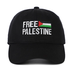 Dettaglio del ricamo Free Palestine su un berretto da baseball in cotone nero