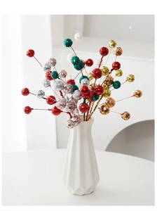 Nahaufnahme glitzernder Paillettenzweige in verschiedenen festlichen Farben für Weihnachtsdeko