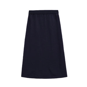 Jupe mi-longue en tricot bleu foncé avec taille élastique sur fond blanc épuré