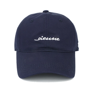 Détail de broderie sienne sur casquette de baseball en sergé de coton bleu marine