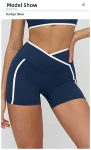 Détail du short de yoga bleu insigne avec bordure blanche et taille croisée en V