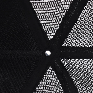 Vue détaillée de l'intérieur en maille respirante et des coutures renforcées d'une casquette