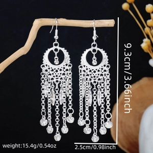 Dettaglio di orecchini etnici a nappa lunga con dimensioni 9,3 cm e peso di 15,4 g