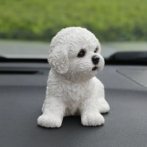 Figurine de chien Bichon Frisé blanc en résine réaliste sur tableau de bord avec détails