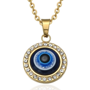 Détail du collier plaqué or 18K avec pendentif œil bleu et cristaux étincelants