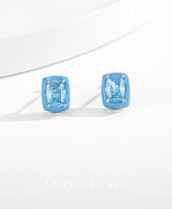 Détail macro de boucles d'oreilles bleu clair taille coussin avec sertissage à griffes