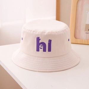 Détail d'un chapeau bob enfant avec logo hi violet mignon sur une surface blanche