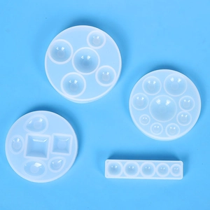 Ensemble de moules en silicone pour bijoux en résine DIY sur un fond bleu uni
