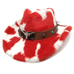 Détail du chapeau de cowboy en peluche à motif vache avec emblème de taureau et clous