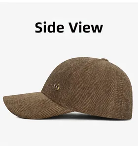 Vue latérale d'une casquette en tissu à chevrons marron foncé avec logo en métal