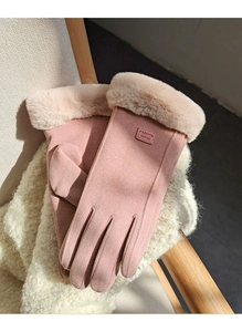 Detail von rosa Damen-Winterhandschuhen aus Wildlederimitat mit flauschigem Pelzbesatz
