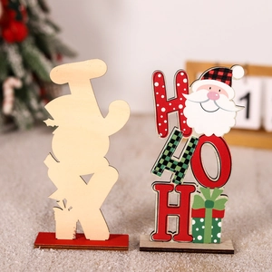 Decorazioni natalizie in legno con scritte JOY e HO HO HO e motivi di Babbo Natale