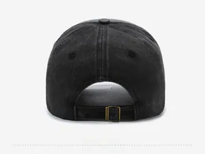 Détail arrière de la casquette baseball en jean délavé vintage avec boucle réglable