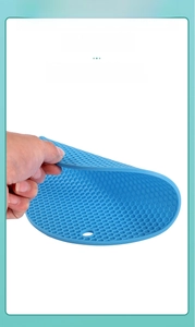 Flexible blue honeycomb silicone mat showing high elasticity and non-deformable texture