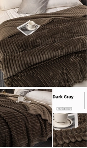 Dettaglio macro della coperta in velluto grigio scuro con trama a righe verticali spesse