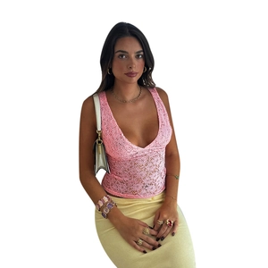Damen Spitzen-Top mit tiefem V-Ausschnitt in Rosa kombiniert mit gelbem Rock