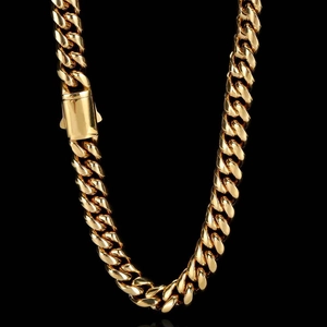 Détail d'une chaîne gourmette plaquée or 18 carats avec fermoir à boîte sécurisé