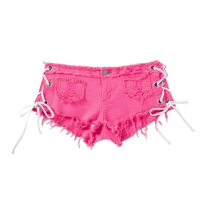 Dettaglio degli shorts in denim rosa con lacci bianchi laterali e bordi sfilacciati