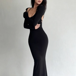 Dettaglio dell'elegante abito lungo nero senza schienale con vestibilità aderente e orlo a sirena