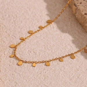 Dettaglio dei ciondoli a goccia placcati in oro 18K su una sottile catena in acciaio inox