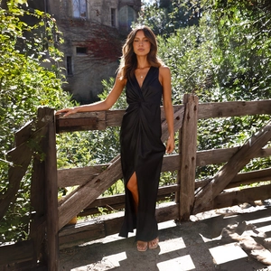 Robe longue élégante en satin noir avec décolleté en V profond et fente latérale