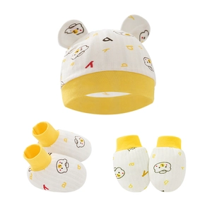 Dettaglio set neonato in cotone con orsetti, include cappello, calzini e manopole
