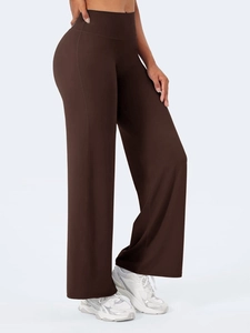 Vista laterale dei pantaloni da yoga marroni a gamba larga con vestibilità dritta