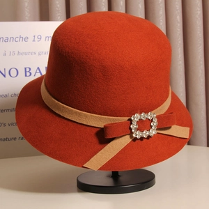 Chapeau cloche en laine orange pour femme avec ruban en velours kaki et boucle en strass