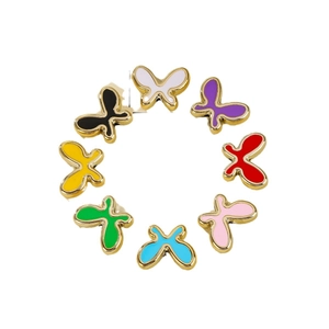 Set de ocho cuentas de mariposa de esmalte de colores con borde dorado para joyería artesanal